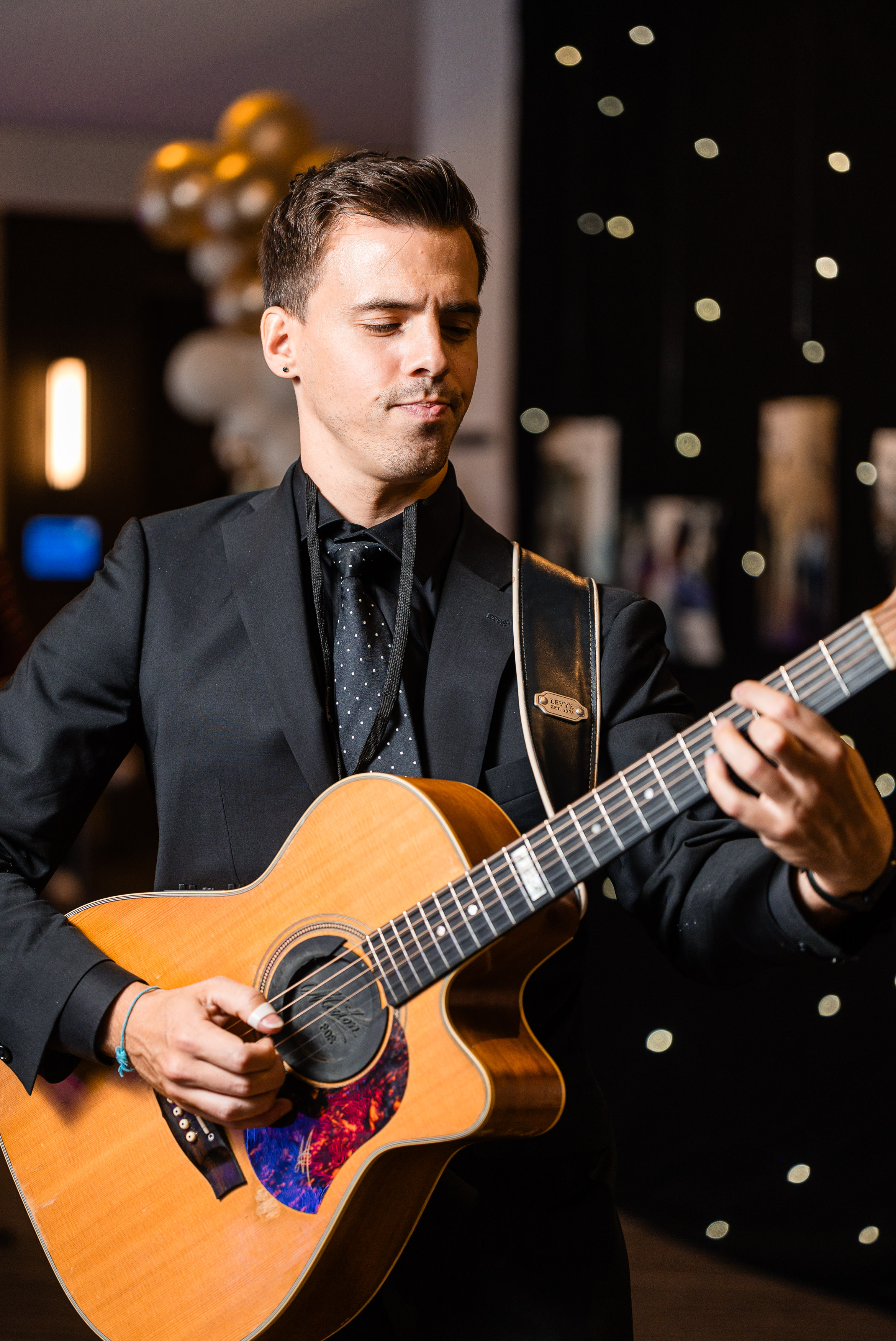 Lenny Pallerstein playing guitar at a Vancouver corporate event